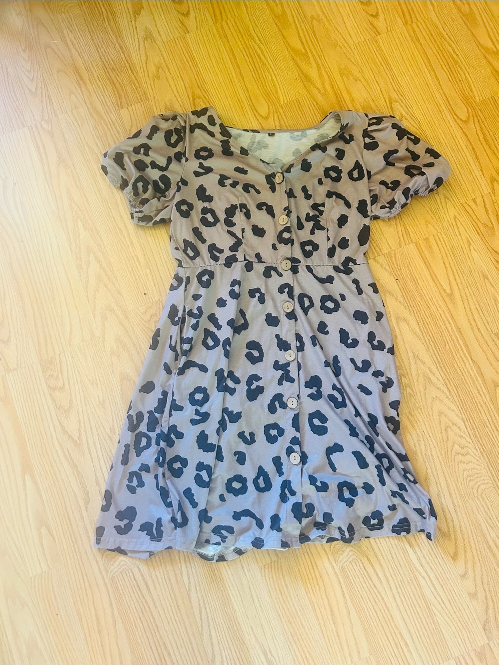 Women’s Taupe Leopard Print Button-Front Dress sz M